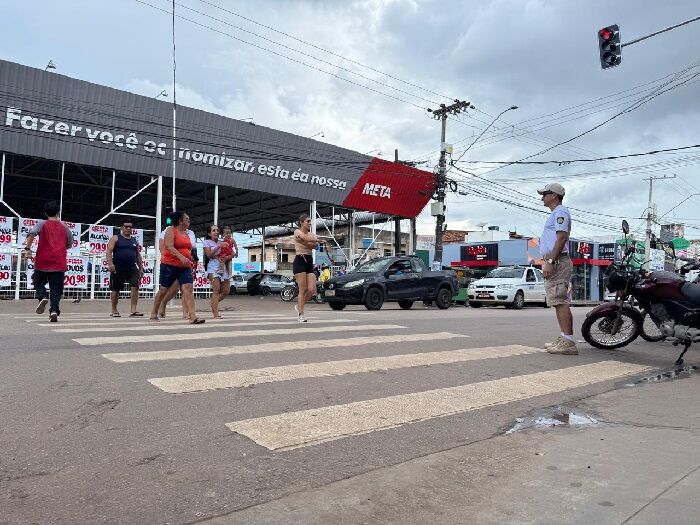 Semtran ensina pedestres no uso de tecnologia para atravessar a rua